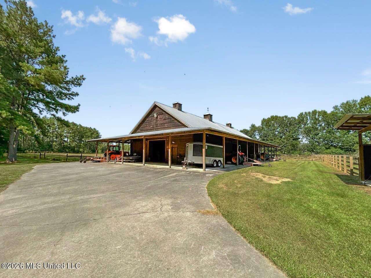 85± Acre Luxury Estate in Poplarville, MS