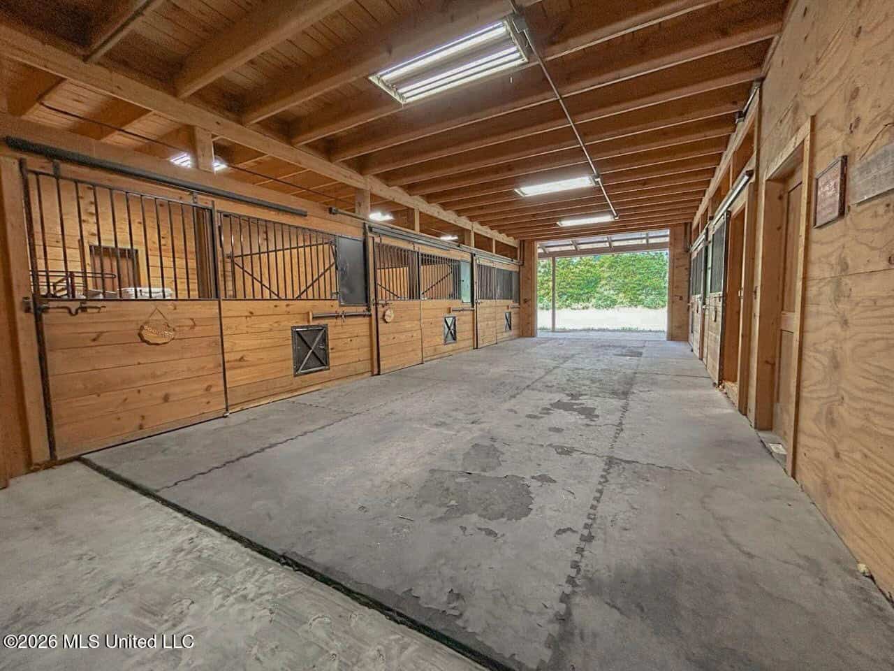 85± Acre Luxury Estate in Poplarville, MS