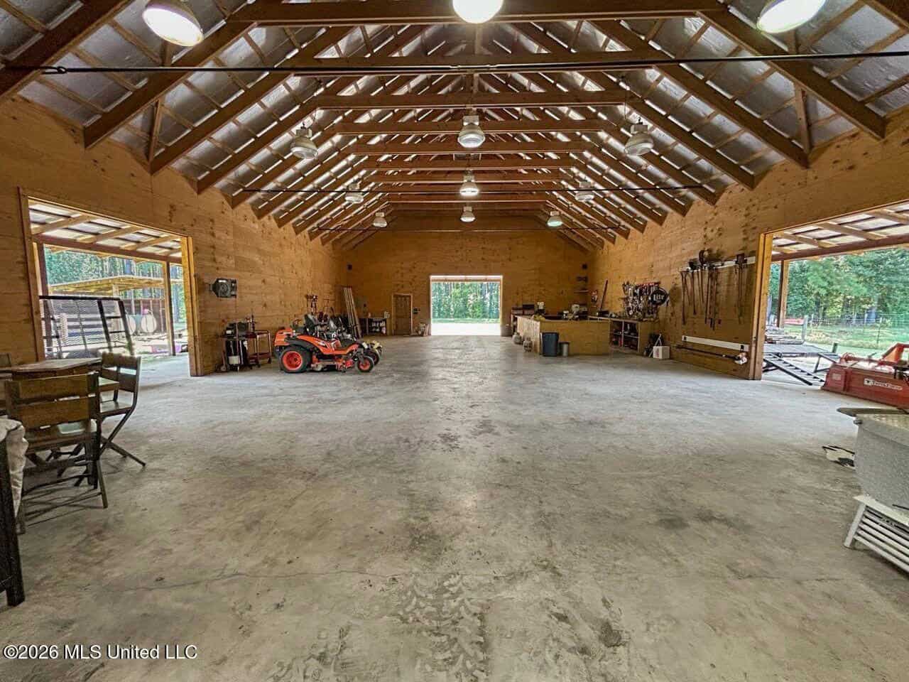 85± Acre Luxury Estate in Poplarville, MS