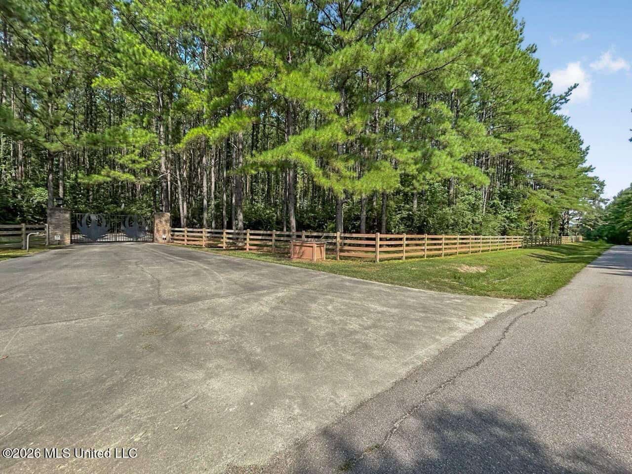85± Acre Luxury Estate in Poplarville, MS