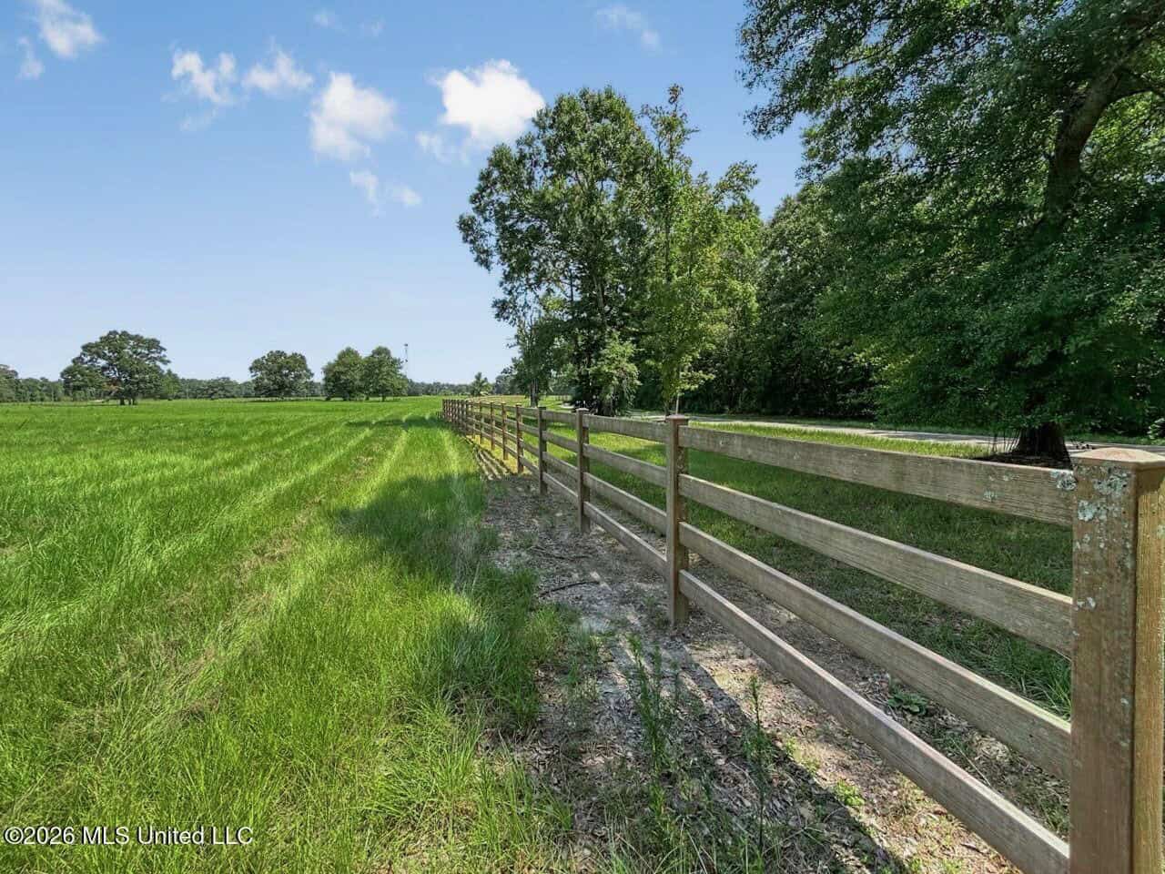 85± Acre Luxury Estate in Poplarville, MS