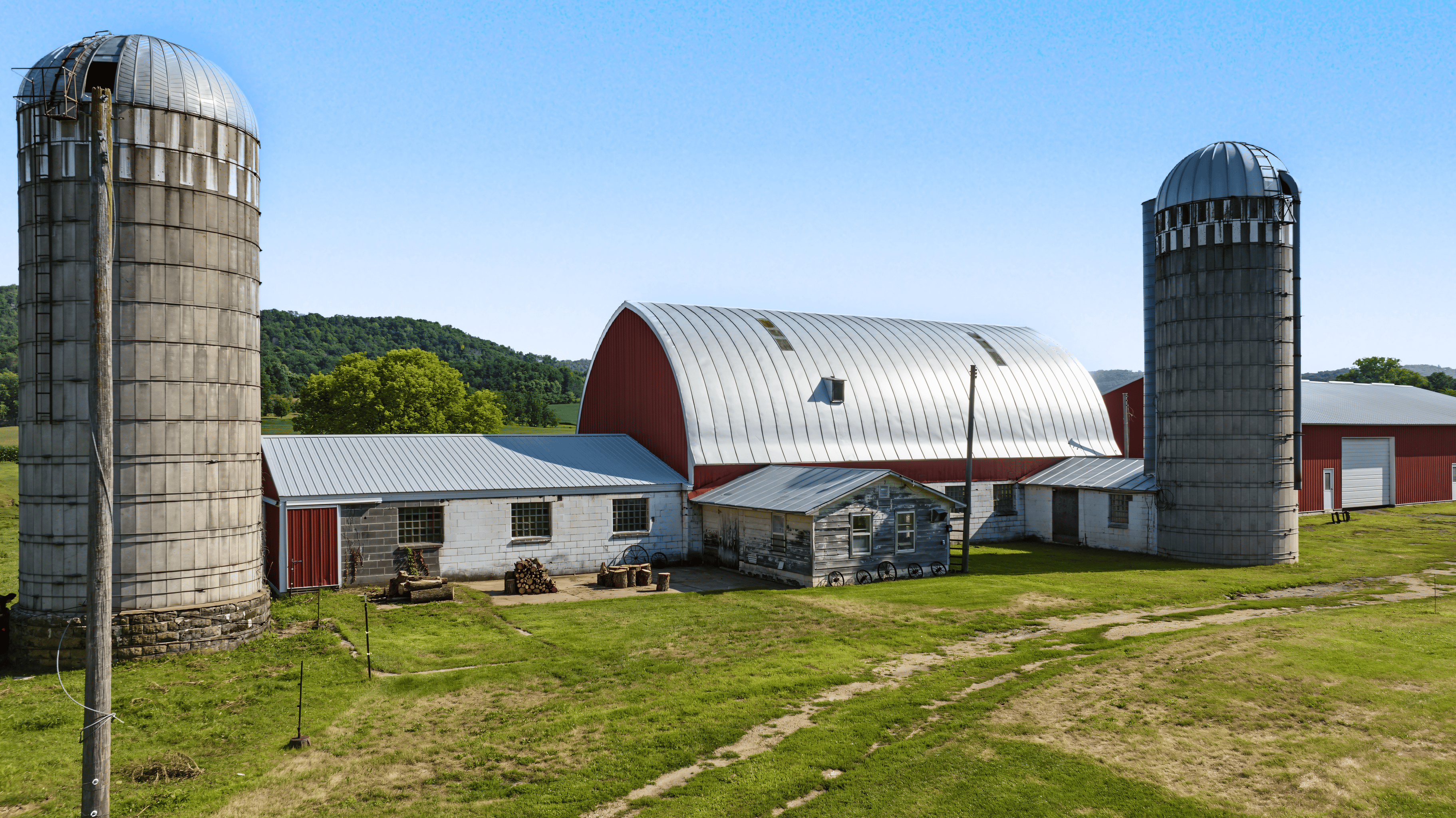 76-ACRE DRIFTLESS AREA FARM & COUNTRY ESTATE LA CROSSE COUNTY, WISCONSIN