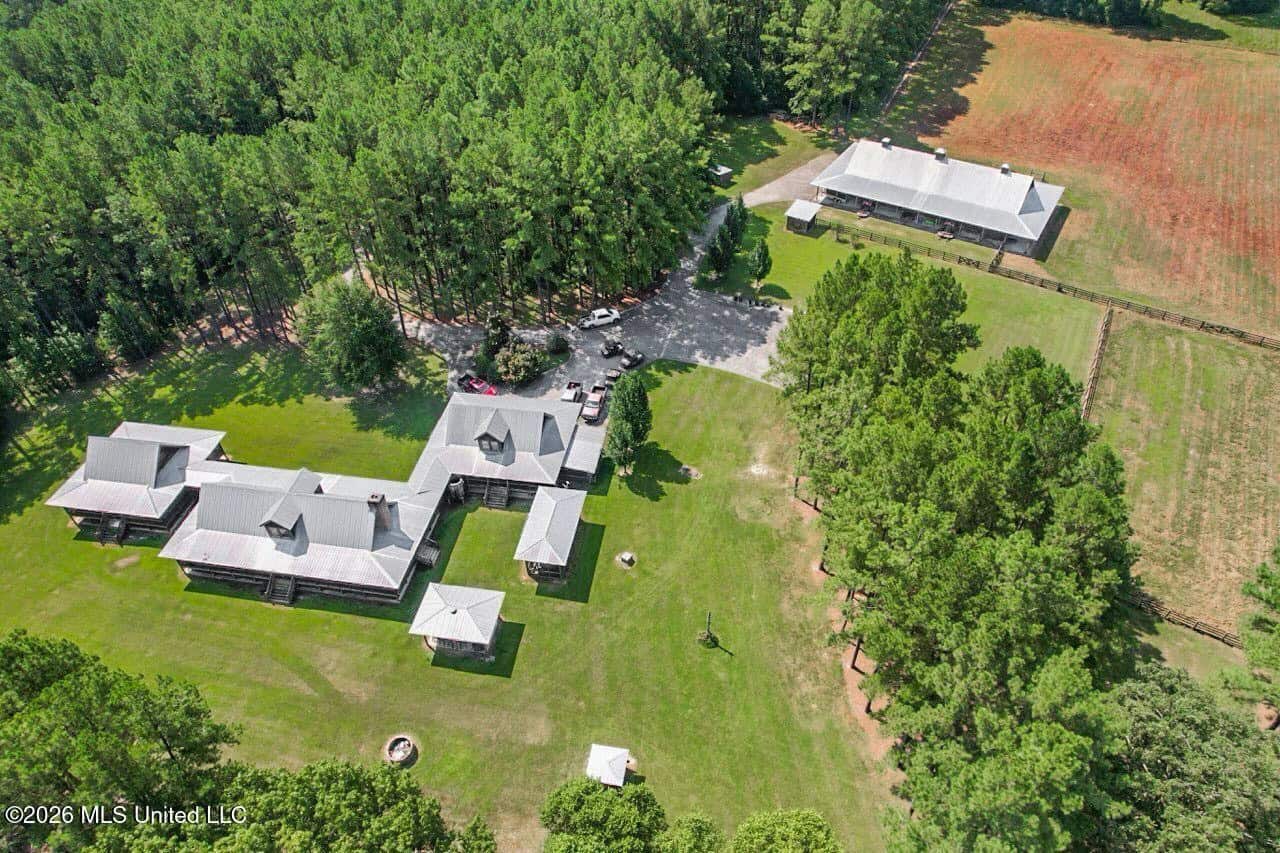 85± Acre Luxury Estate in Poplarville, MS