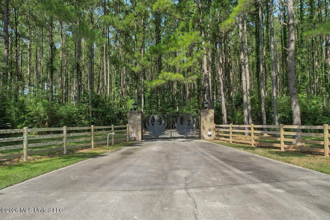 85± Acre Luxury Estate in Poplarville, MS