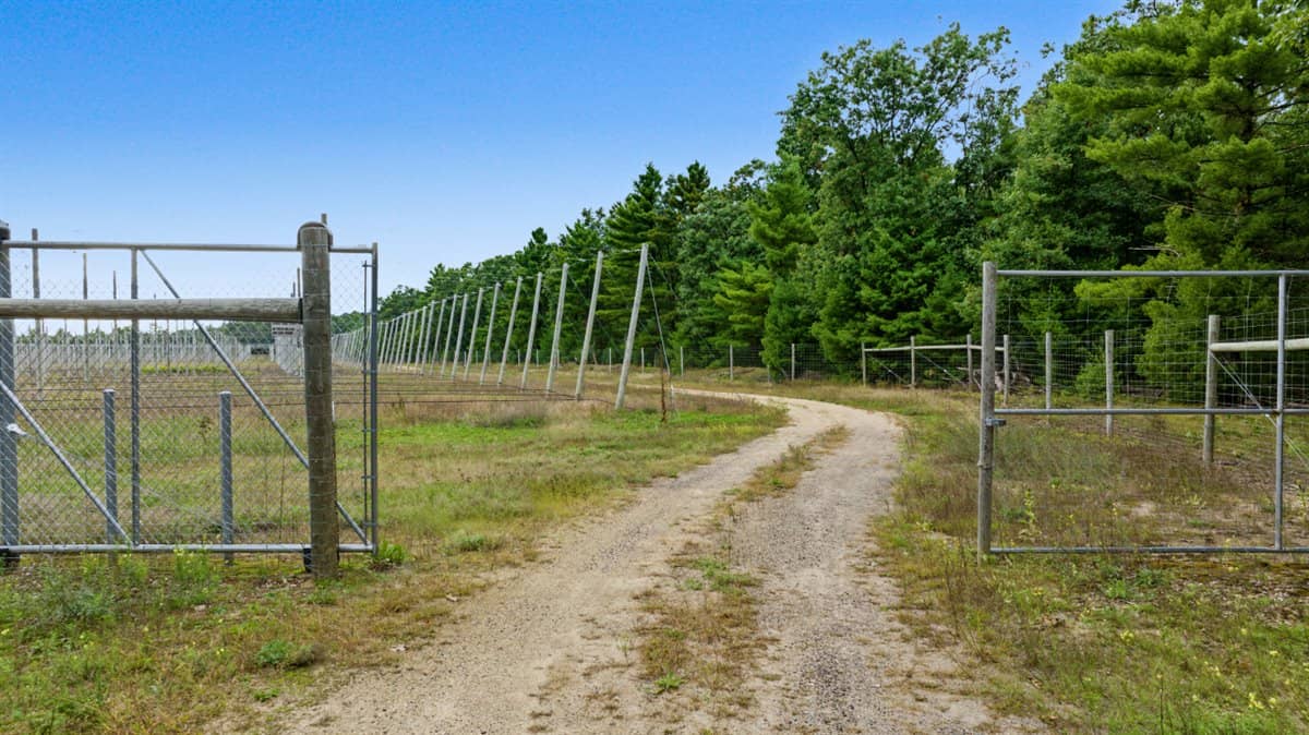 34.5± acre high-ground property in the Town of Bear Bluff